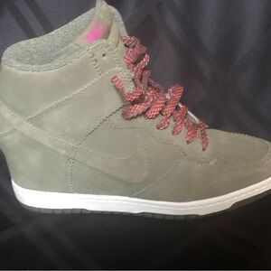 Womens Nike 528899-200 Dunk Sky Hi Medium Olive Green Wedge Sneaker size 10